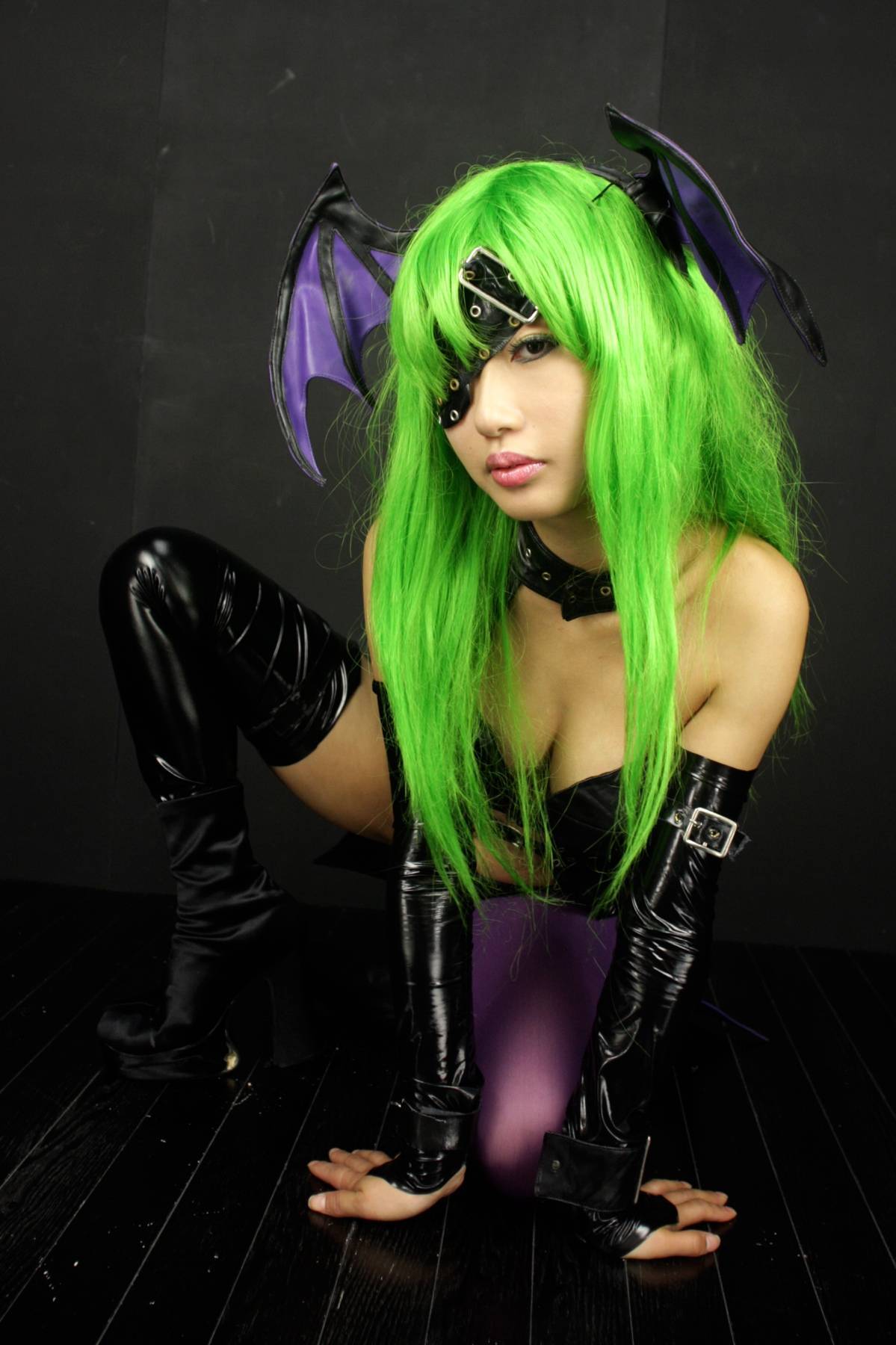 [Cosplay]  Darkstalkers  Morrigan with great body in latex